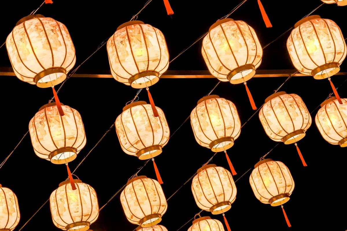 Why Ceramic Lanterns Glow Differently: Translucency, Wall Thickness, and Bulb Color